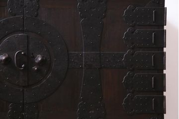 アンティーク家具　明治期　観音開き戸　桐材　重厚感漂う鉄脚箪笥ローボード(ローチェスト、衣装箪笥、桐箪笥、桐たんす)