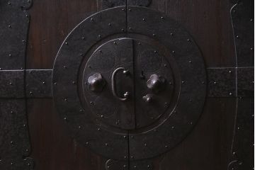 アンティーク家具　明治期　観音開き戸　桐材　重厚感漂う鉄脚箪笥ローボード(ローチェスト、衣装箪笥、桐箪笥、桐たんす)