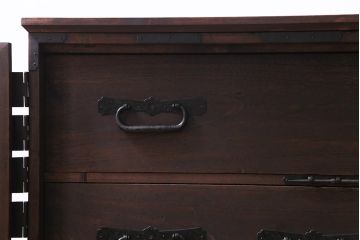 アンティーク家具　明治期　観音開き戸　桐材　重厚感漂う鉄脚箪笥ローボード(ローチェスト、衣装箪笥、桐箪笥、桐たんす)