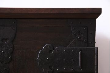 アンティーク家具　明治期　観音開き戸　桐材　重厚感漂う鉄脚箪笥ローボード(ローチェスト、衣装箪笥、桐箪笥、桐たんす)