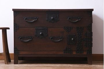 アンティーク家具　明治期　桐材　鋲金具が存在感を引き立てる脚付き箪笥ローボード(ローチェスト、衣装箪笥、桐箪笥、桐たんす)