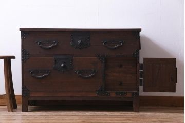 アンティーク家具　明治期　桐材　鋲金具が存在感を引き立てる脚付き箪笥ローボード(ローチェスト、衣装箪笥、桐箪笥、桐たんす)