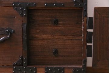 アンティーク家具　明治期　桐材　鋲金具が存在感を引き立てる脚付き箪笥ローボード(ローチェスト、衣装箪笥、桐箪笥、桐たんす)