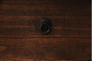 アンティーク家具　明治期　桐材　鋲金具が存在感を引き立てる脚付き箪笥ローボード(ローチェスト、衣装箪笥、桐箪笥、桐たんす)
