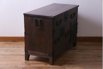 アンティーク家具　明治期　桐材　鋲金具が存在感を引き立てる脚付き箪笥ローボード(ローチェスト、衣装箪笥、桐箪笥、桐たんす)