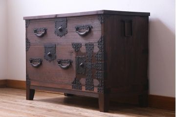 アンティーク家具　明治期　桐材　鋲金具が存在感を引き立てる脚付き箪笥ローボード(ローチェスト、衣装箪笥、桐箪笥、桐たんす)