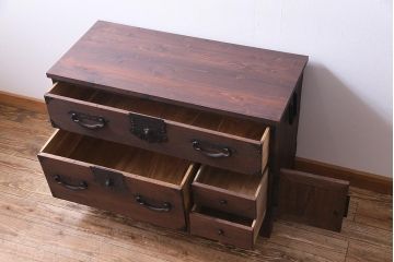 アンティーク家具　明治期　桐材　鋲金具が存在感を引き立てる脚付き箪笥ローボード(ローチェスト、衣装箪笥、桐箪笥、桐たんす)