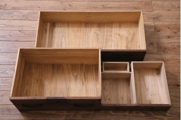 アンティーク家具　明治期　桐材　鋲金具が存在感を引き立てる脚付き箪笥ローボード(ローチェスト、衣装箪笥、桐箪笥、桐たんす)