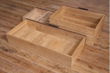 アンティーク家具　明治期　桐材　鋲金具が存在感を引き立てる脚付き箪笥ローボード(ローチェスト、衣装箪笥、桐箪笥、桐たんす)