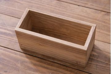 アンティーク家具　明治期　桐材　鋲金具が存在感を引き立てる脚付き箪笥ローボード(ローチェスト、衣装箪笥、桐箪笥、桐たんす)