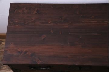 アンティーク家具　明治期　桐材　鋲金具が存在感を引き立てる脚付き箪笥ローボード(ローチェスト、衣装箪笥、桐箪笥、桐たんす)