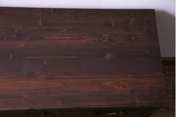 アンティーク家具　明治期　桐材　鋲金具が存在感を引き立てる脚付き箪笥ローボード(ローチェスト、衣装箪笥、桐箪笥、桐たんす)