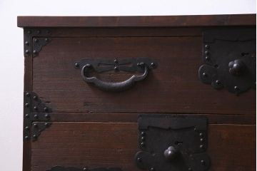 アンティーク家具　明治期　桐材　鋲金具が存在感を引き立てる脚付き箪笥ローボード(ローチェスト、衣装箪笥、桐箪笥、桐たんす)