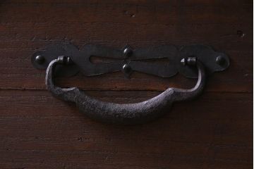 アンティーク家具　明治期　桐材　鋲金具が存在感を引き立てる脚付き箪笥ローボード(ローチェスト、衣装箪笥、桐箪笥、桐たんす)