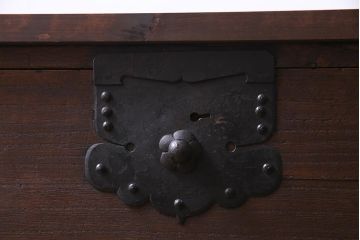 アンティーク家具　明治期　桐材　鋲金具が存在感を引き立てる脚付き箪笥ローボード(ローチェスト、衣装箪笥、桐箪笥、桐たんす)