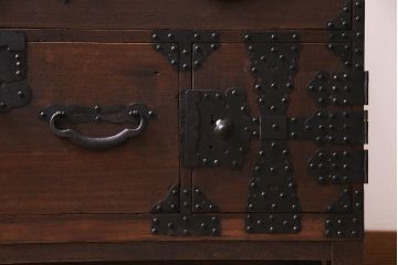 アンティーク家具　明治期　桐材　鋲金具が存在感を引き立てる脚付き箪笥ローボード(ローチェスト、衣装箪笥、桐箪笥、桐たんす)