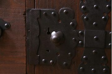 アンティーク家具　明治期　桐材　鋲金具が存在感を引き立てる脚付き箪笥ローボード(ローチェスト、衣装箪笥、桐箪笥、桐たんす)