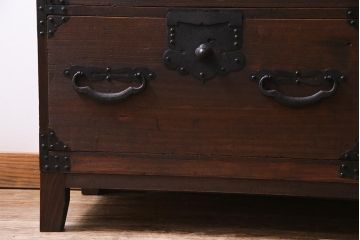 アンティーク家具　明治期　桐材　鋲金具が存在感を引き立てる脚付き箪笥ローボード(ローチェスト、衣装箪笥、桐箪笥、桐たんす)