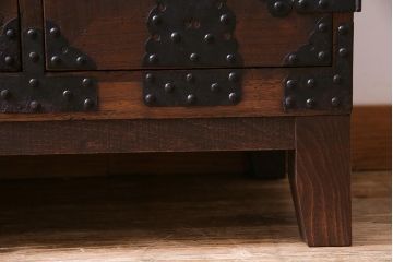 アンティーク家具　明治期　桐材　鋲金具が存在感を引き立てる脚付き箪笥ローボード(ローチェスト、衣装箪笥、桐箪笥、桐たんす)