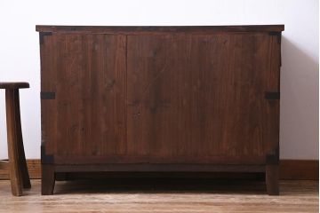 アンティーク家具　明治期　桐材　鋲金具が存在感を引き立てる脚付き箪笥ローボード(ローチェスト、衣装箪笥、桐箪笥、桐たんす)