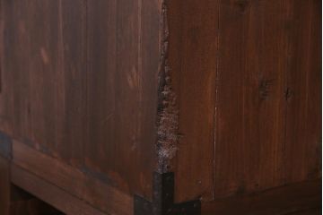 アンティーク家具　明治期　桐材　鋲金具が存在感を引き立てる脚付き箪笥ローボード(ローチェスト、衣装箪笥、桐箪笥、桐たんす)