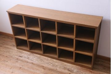 レトロ家具　昭和レトロ　素朴な木味が懐かしい雰囲気を醸し出すロッカー(下駄箱、マス目棚、収納棚)(1)