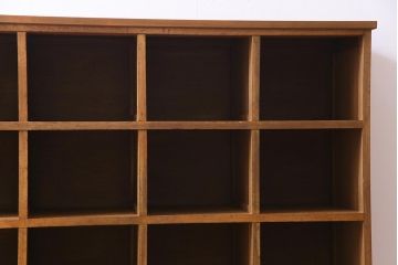 レトロ家具　昭和レトロ　素朴な木味が懐かしい雰囲気を醸し出すロッカー(下駄箱、マス目棚、収納棚)(2)