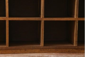 レトロ家具　昭和レトロ　素朴な木味が懐かしい雰囲気を醸し出すロッカー(下駄箱、マス目棚、収納棚)(2)