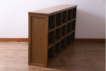 レトロ家具　昭和レトロ　素朴な木味が懐かしい雰囲気を醸し出すロッカー(下駄箱、マス目棚、収納棚)(2)