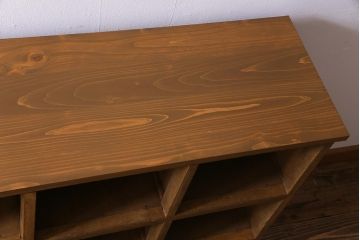 レトロ家具　昭和レトロ　素朴な木味が懐かしい雰囲気を醸し出すロッカー(下駄箱、マス目棚、収納棚)(2)