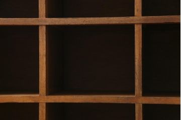レトロ家具　昭和レトロ　素朴な木味が懐かしい雰囲気を醸し出すロッカー(下駄箱、マス目棚、収納棚)(2)