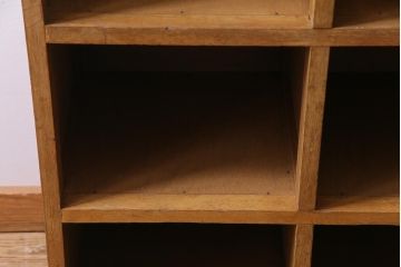 レトロ家具　昭和レトロ　素朴な木味が懐かしい雰囲気を醸し出すロッカー(下駄箱、マス目棚、収納棚)(2)