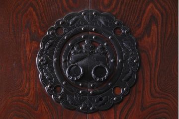 中古　岩谷堂箪笥　特注品　収納力と存在感抜群!大迫力の収納棚(キャビネット、戸棚、茶棚、飾り棚、店舗什器、上下バラ売り可能)(定価約140万円)(R-032938)