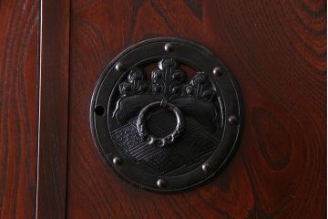 中古　岩谷堂箪笥　特注品　収納力と存在感抜群!大迫力の収納棚(キャビネット、戸棚、茶棚、飾り棚、店舗什器、上下バラ売り可能)(定価約140万円)(R-032938)