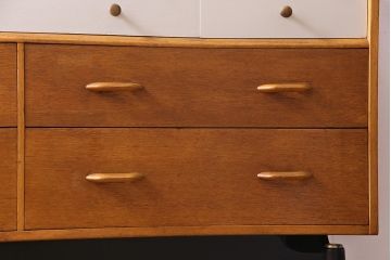 ヴィンテージ家具　リペイント　北欧ビンテージ　G-PLAN(ジープラン)　サニーオーク&チャイニーズホワイト　レトロモダンなダブルチェスト(サイドボード)