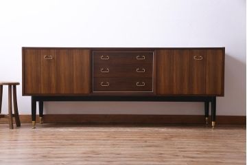 ヴィンテージ家具　北欧ビンテージ　G-PLAN　BBシリーズ　シックモダンなサイドボード(リビングボード)
