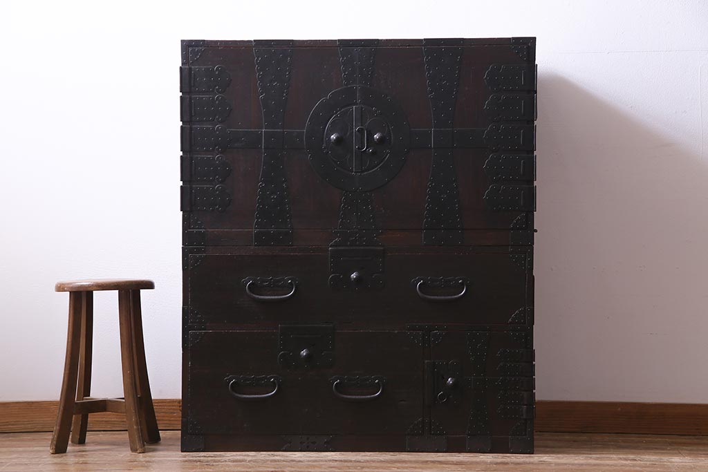 アンティーク家具　明治期　総桐材　燻されたような色合いが重厚感を引き立てる観音重ね箪笥(引き出し、衣装箪笥、桐箪笥、桐たんす)