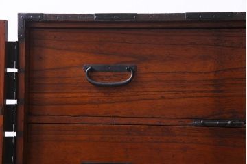 アンティーク家具　明治期　総桐材　燻されたような色合いが重厚感を引き立てる観音重ね箪笥(引き出し、衣装箪笥、桐箪笥、桐たんす)