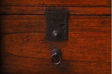 アンティーク家具　明治期　総桐材　燻されたような色合いが重厚感を引き立てる観音重ね箪笥(引き出し、衣装箪笥、桐箪笥、桐たんす)