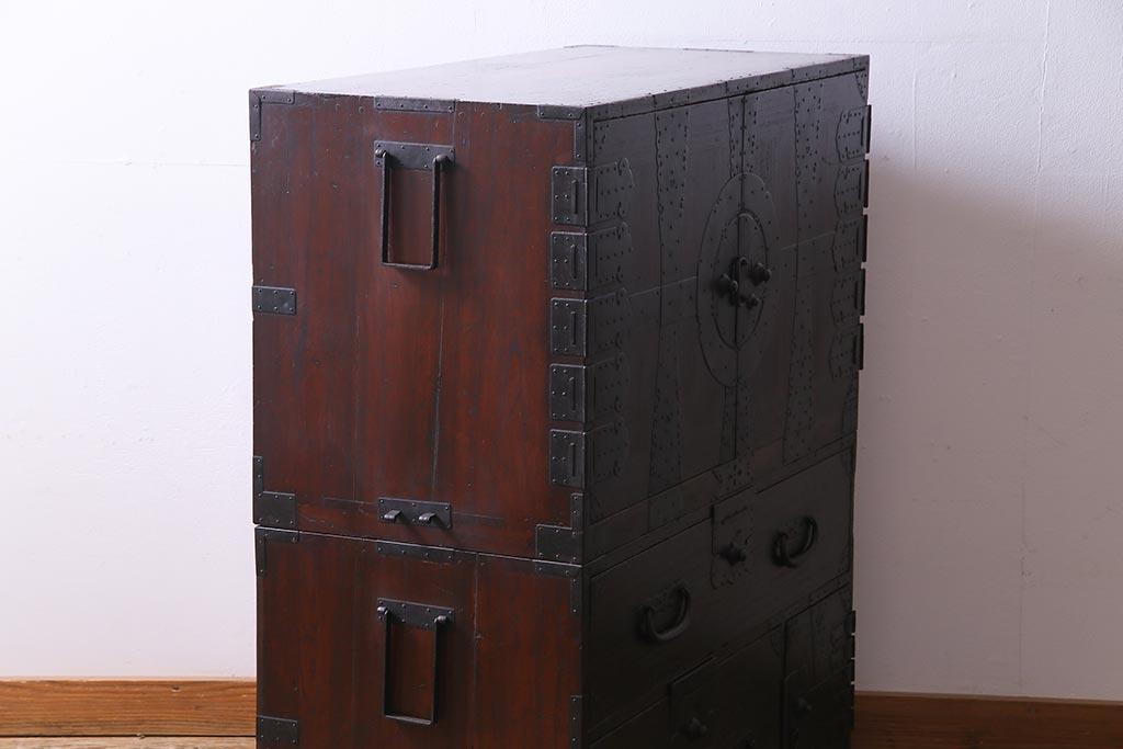 アンティーク家具　明治期　総桐材　燻されたような色合いが重厚感を引き立てる観音重ね箪笥(引き出し、衣装箪笥、桐箪笥、桐たんす)