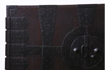 アンティーク家具　明治期　総桐材　燻されたような色合いが重厚感を引き立てる観音重ね箪笥(引き出し、衣装箪笥、桐箪笥、桐たんす)