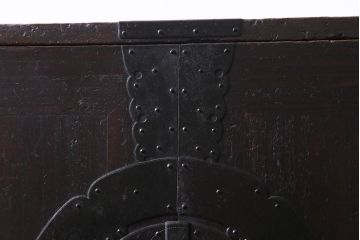 アンティーク家具　明治期　総桐材　燻されたような色合いが重厚感を引き立てる観音重ね箪笥(引き出し、衣装箪笥、桐箪笥、桐たんす)