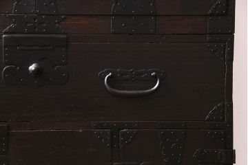 アンティーク家具　明治期　総桐材　燻されたような色合いが重厚感を引き立てる観音重ね箪笥(引き出し、衣装箪笥、桐箪笥、桐たんす)