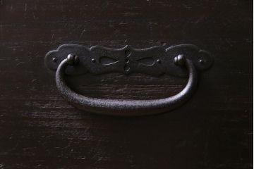 アンティーク家具　明治期　総桐材　燻されたような色合いが重厚感を引き立てる観音重ね箪笥(引き出し、衣装箪笥、桐箪笥、桐たんす)