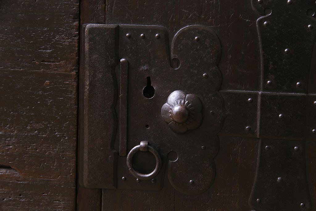 アンティーク家具　明治期　総桐材　燻されたような色合いが重厚感を引き立てる観音重ね箪笥(引き出し、衣装箪笥、桐箪笥、桐たんす)