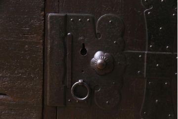 アンティーク家具　明治期　総桐材　燻されたような色合いが重厚感を引き立てる観音重ね箪笥(引き出し、衣装箪笥、桐箪笥、桐たんす)