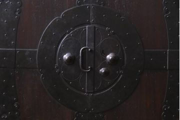 アンティーク家具　明治期　総桐材　燻されたような色合いが重厚感を引き立てる観音重ね箪笥(引き出し、衣装箪笥、桐箪笥、桐たんす)