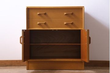 ヴィンテージ家具　イギリスビンテージ　G-PLAN　Brandon(ブランドン)　オーク材　優しげな色合いのキャビネット(収納棚)