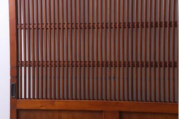 和製アンティーク　ケヤキ・ヒノキ　漆塗りが上品な印象与えるガラス入り格子蔵戸(建具、引き戸、玄関戸)