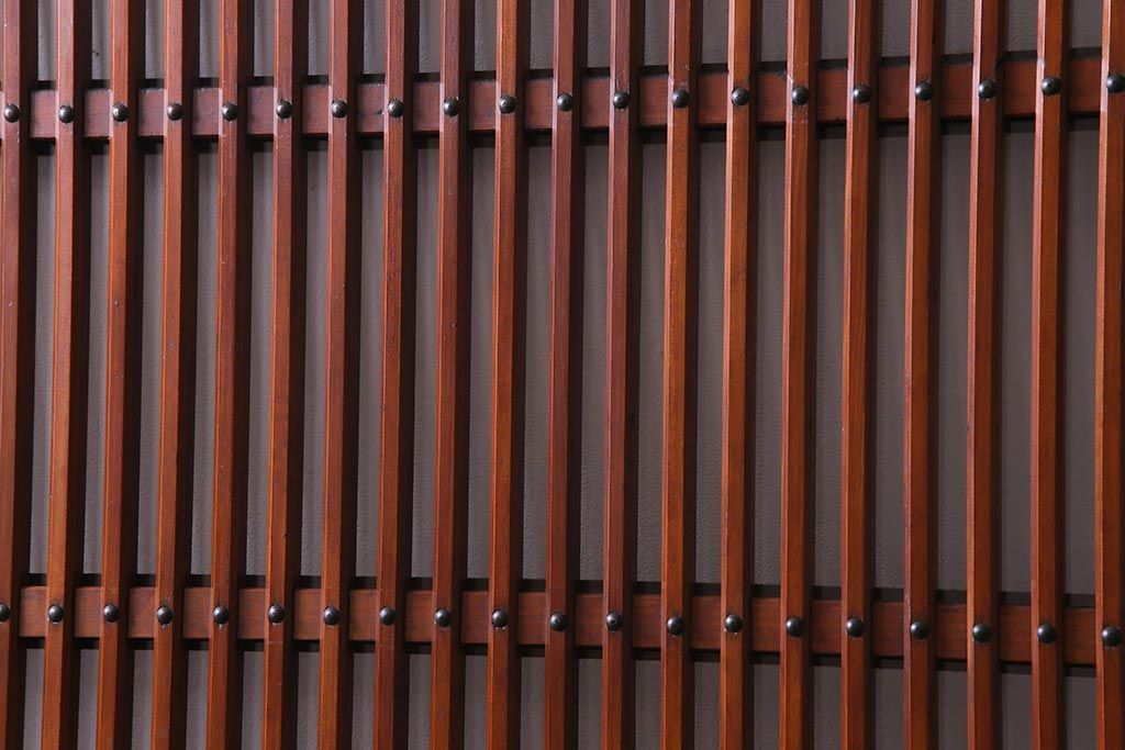 和製アンティーク　ケヤキ・ヒノキ　漆塗りが上品な印象与えるガラス入り格子蔵戸(建具、引き戸、玄関戸)